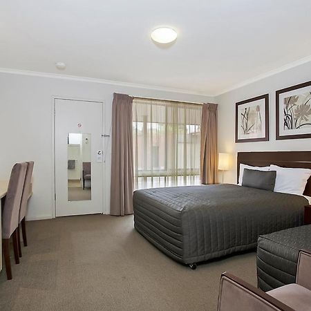 Elm Tree Motel Варрнамбул Экстерьер фото